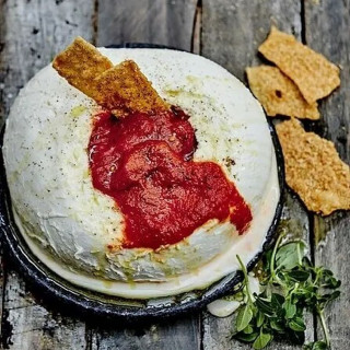 Une délicieuse mozzarella di bufala, nappée d’une sauce tomate élaborée à l’aide de la Passata et du Ketchup Mutti.