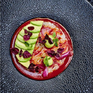 Le Carpaccio de gambas à la tomate est préparé en utilisant le double concentré de tomates en tube et le Ketchup Mutti.